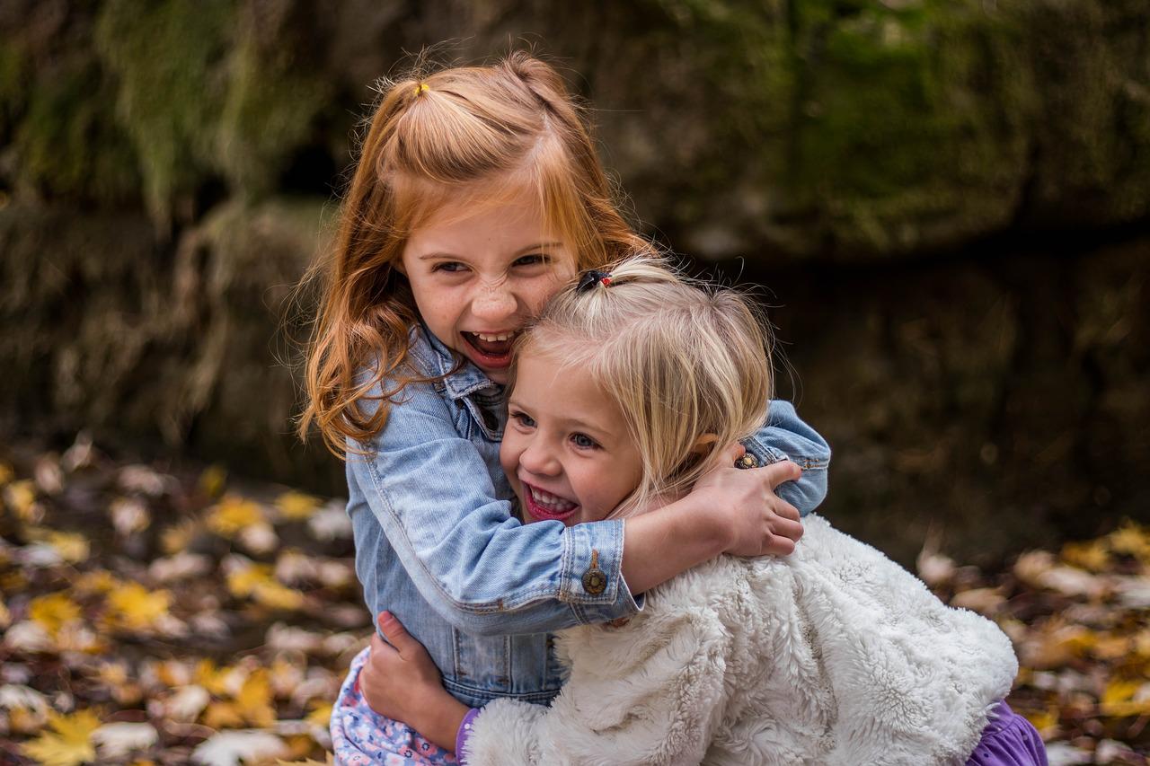 笑顔で抱き合う2人の子供